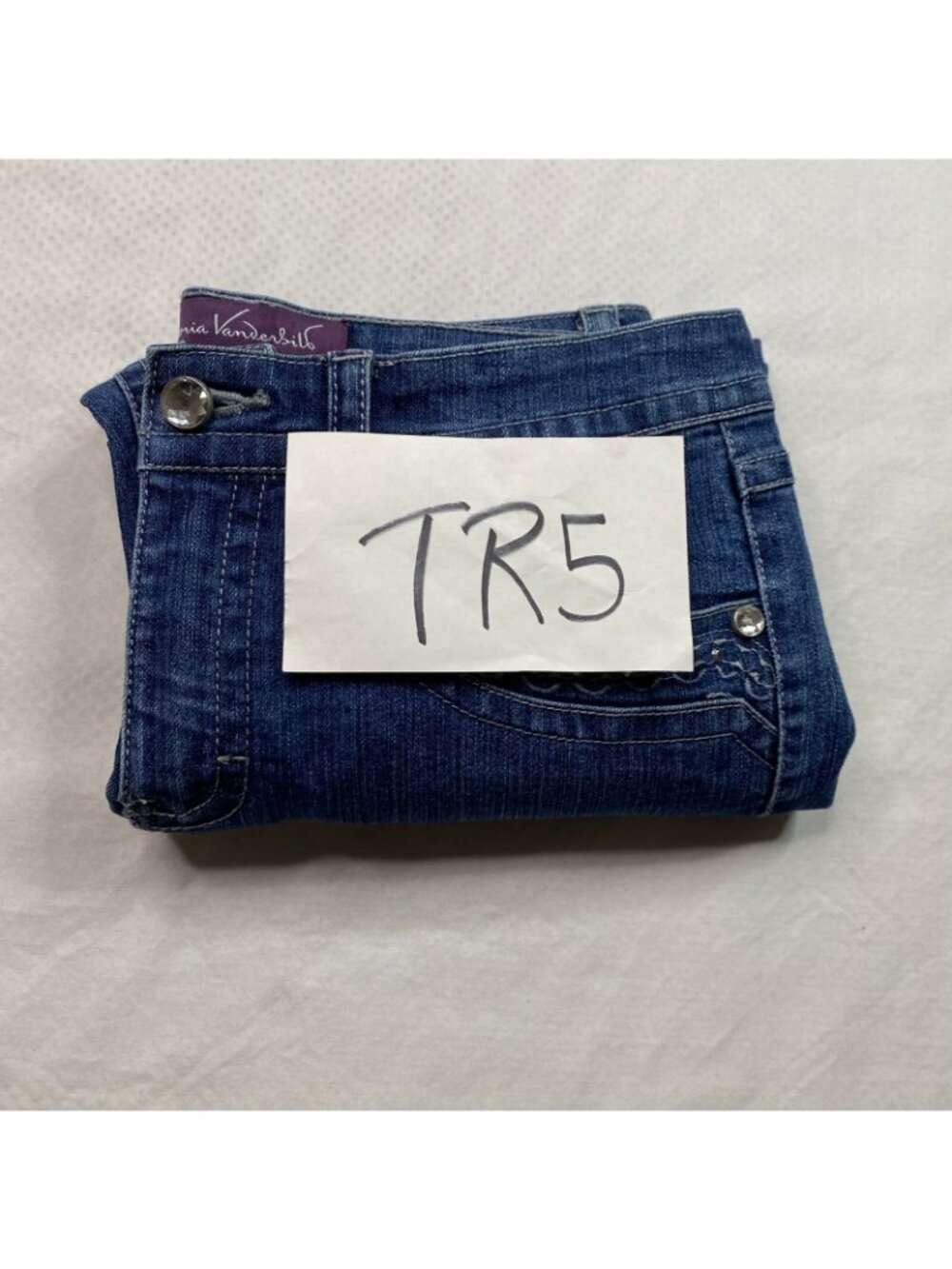Gloria Vanderbilt Blue Denim Capri Jeans Size 8 With Cuffed Hem & Embroidered Po - Picture 11 of 13